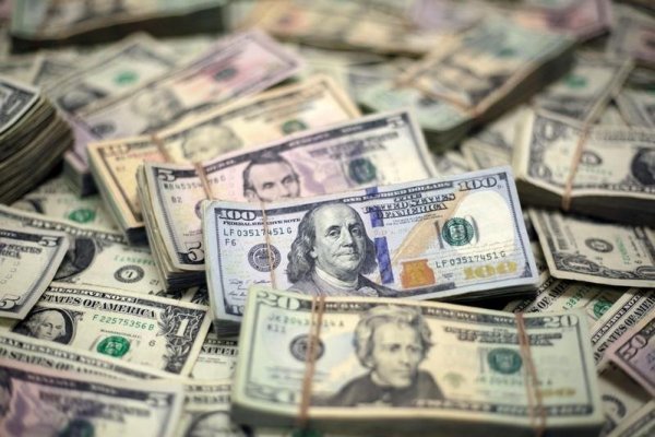 Dólar cerró en $ 810, mínimo de nueve semanas, ante especulación por futuro ministro de Hacienda