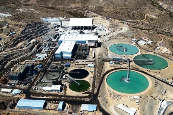 Minera de Luksic reporta leve baja en producción de cobre en medio de menor disponibilidad de agua en Los Pelambres