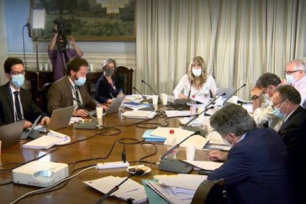 Gobierno logra eliminar el impuesto a los “súper ricos” aprobado por la Cámara