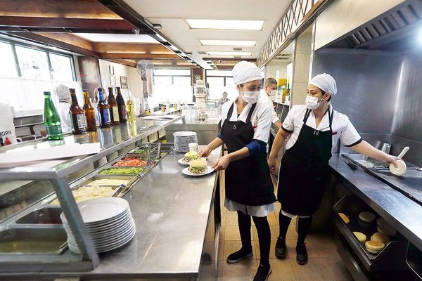 Por un verano naranja: las fórmulas de las empresas para hacer más llevadero el trabajo en época estival