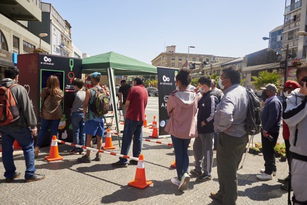 Ingenieros chilenos crean máquina logra convertir envases de vidrio en arena para facilitar su reciclaje