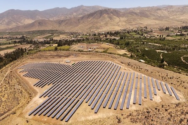 Fondo de BlackRock invertirá US$ 200 millones en empresas de energía renovable en Chile