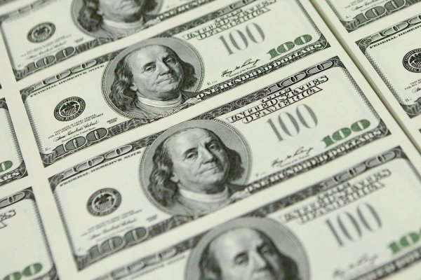 Dólar cierra por encima de la marca de $810 por caída del cobre y apreciación global de la divisa