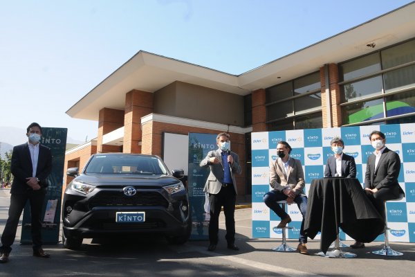 Toyota y Walmart Chile sellan alianza para arriendo de autos híbridos a sus clientes