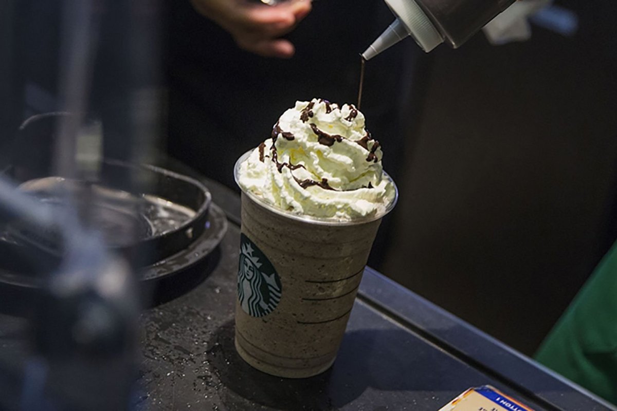 <p>Ganancias trimestrales de Starbucks se ven empañadas por altos costos</p>