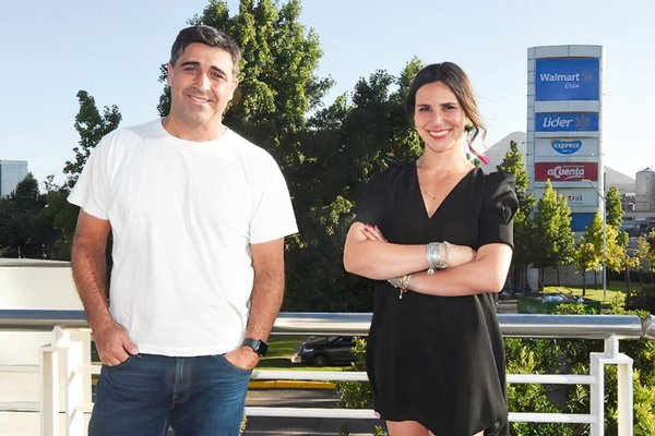 <p>Gonzalo Gebara, CEO de Walmart Chile, junto a Danela Locca, fundadora de Babytuto.</p>