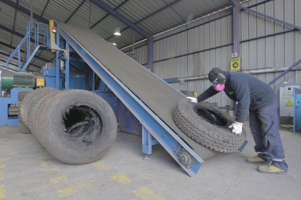 Resur, la empresa de reciclaje que transforma los neumáticos en canchas de fútbol