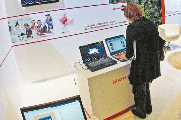 Empresas reducen exigencias de años de experiencia y buscan mejorar sueldos para atraer trabajadores