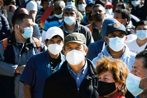 Fabricantes de mascarillas suben capacidad productiva y personal ante repunte de demanda por ómicron