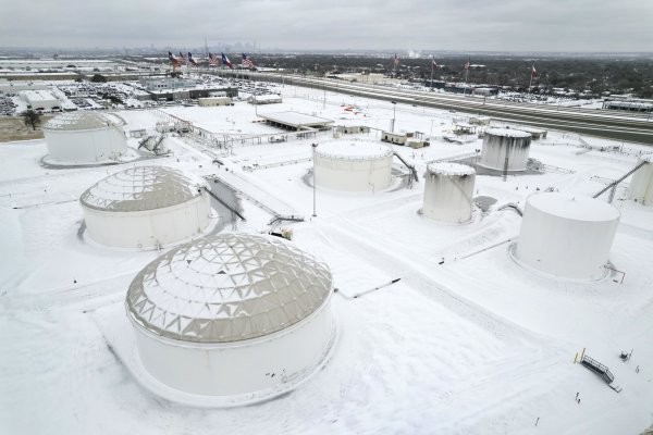 Petróleo toca máximos de siete años, tormenta en EEUU aviva preocupación por suministros