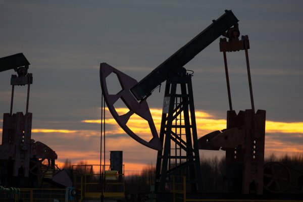Petróleo cae desde máximo de 7 años previo a más conversaciones entre Estados Unidos e Irán