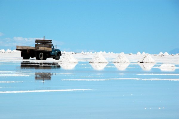 Bolivia anuncia más de US$ 1.000 millones de inversión en industria del litio