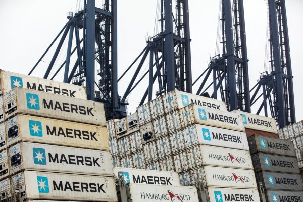 Maersk compra empresa de camiones y advierte que el auge del transporte marítimo está disminuyendo