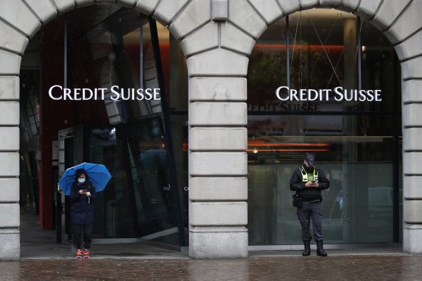 Credit Suisse registra pérdida por US$ 2.160 millones y alerta sobre impacto de mayores costos de pago