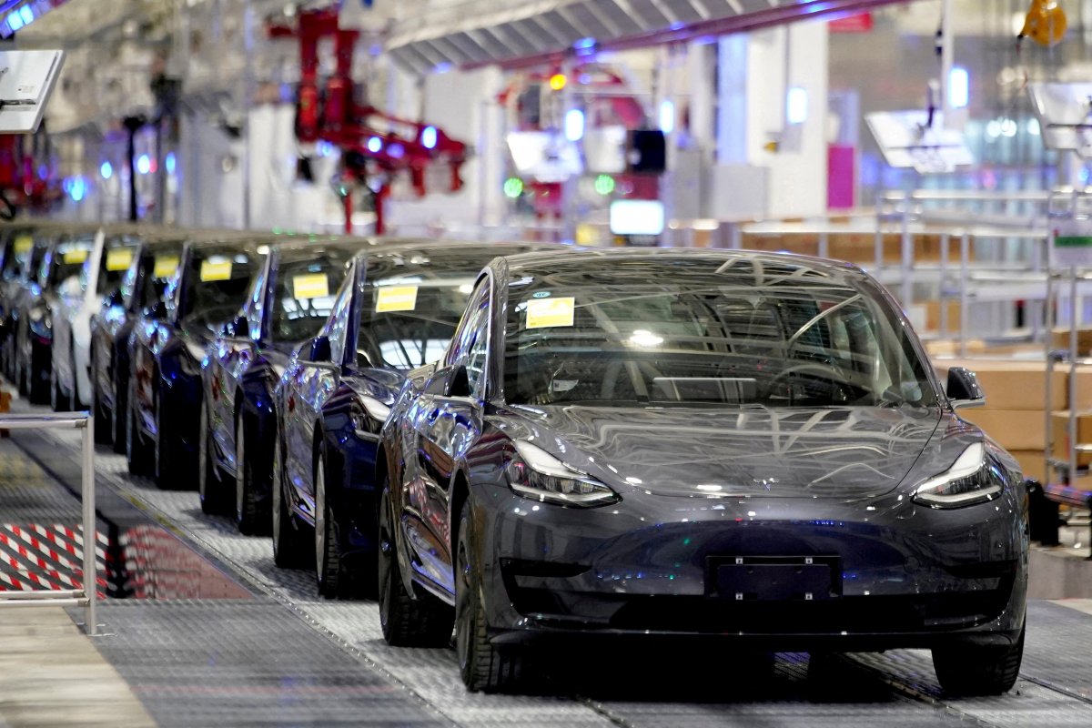 <p>Tesla llama a revisión casi 579 mil autos en EEUU por alarma de peligro para peatones</p>