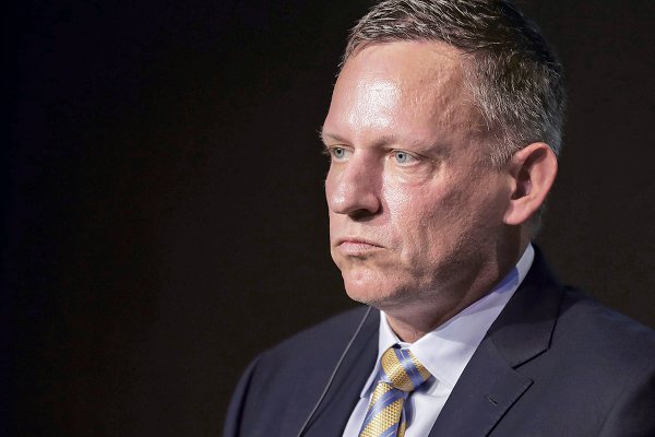 Los hilos del poder que maneja Peter Thiel: desde el directorio de Facebook hasta la política estadounidense