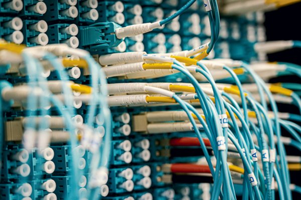 DigitalBridge: el gigante fondo de inversión que compró la firma chilena de telecomunicaciones Mundo