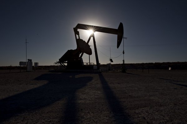 Petróleo recorta avance en medio de fuerte volatilidad por tensión en Ucrania
