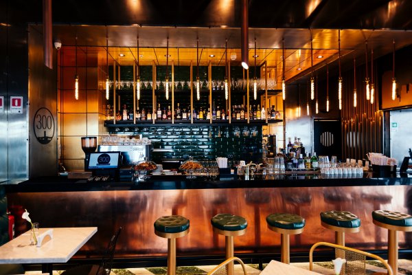 <p>Costanera Center aumenta oferta con apertura de bar y cafetería en mirador del piso 61 de la torre</p>