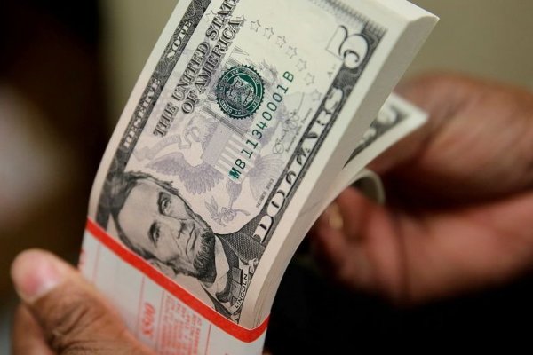 Dólar cierra debajo de $ 800 por alza del cobre y debilitamiento global de la divisa