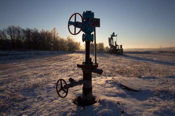 Petróleo sube con inversionistas atentos a crisis en Ucrania y por aumento en demanda en EEUU