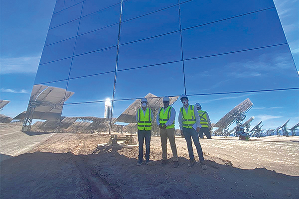 Startup piloteará en marzo solución que reduce el uso de agua en la limpieza de mega espejos de Cerro Dominador