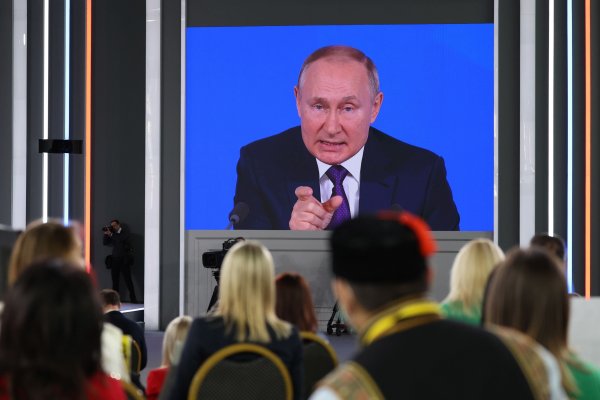 Rusia asegura que más tropas regresarían a bases, aunque Biden dice que persiste una posición amenazante sobre Ucrania