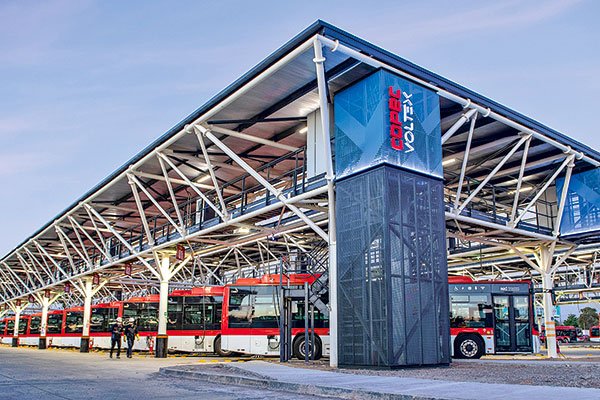 <p>Copec habilitará 10 nuevos electroterminales para energizar 800 buses eléctricos del Gran Santiago este año</p>