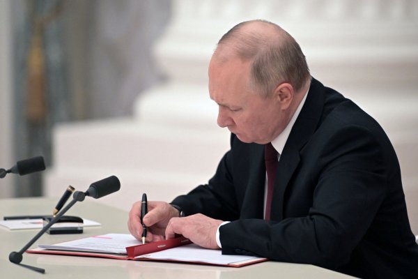 Tras primera ronda de sanciones, Putin dice que sigue abierto a soluciones diplomáticas por Ucrania