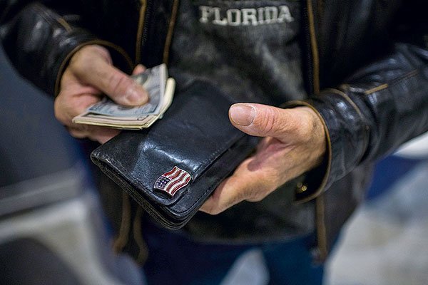 Dólar cae a $ 790,83, su menor nivel en cinco meses y el peso se ubica como la segunda moneda emergente