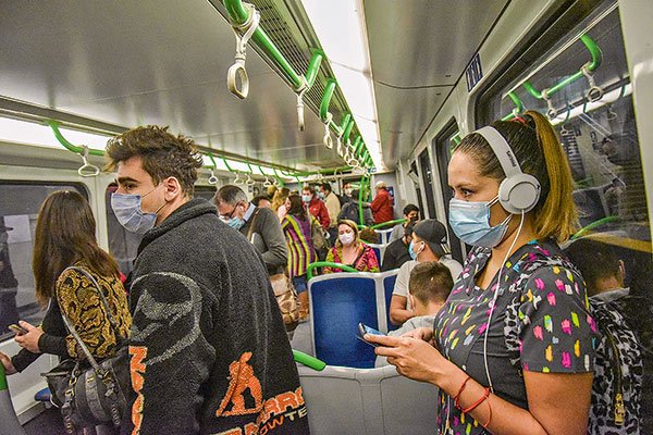¿Lo pueden despedir por no usar correctamente la mascarilla? La discusión que aterriza en tribunales