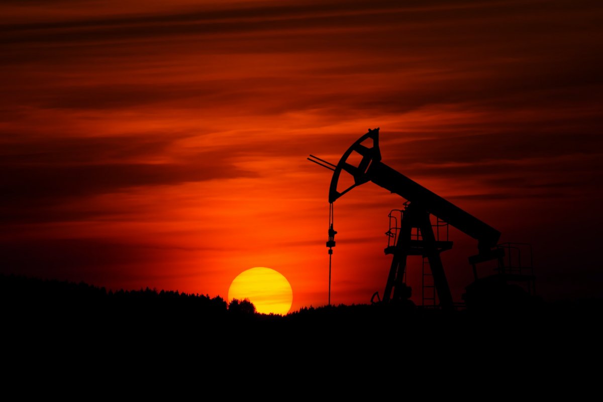 <p>Petróleo cae tras cierre de mercados con EEUU considerando una liberación de reservas estratégicas</p>