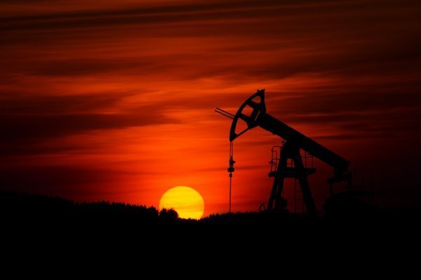 Petróleo cae tras cierre de mercados con EEUU considerando una liberación de reservas estratégicas