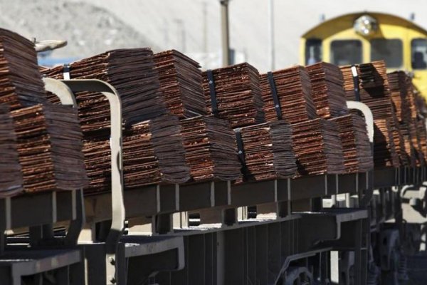 Aluminio se dispara por temor a interrupciones de oferta rusa, mientras el cobre baja leve en Londres