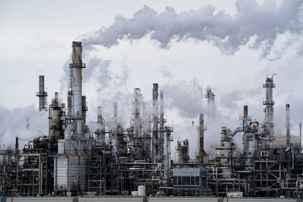 Exclusión de castigos energéticos a Rusia marca jornada de alivio para el petróleo