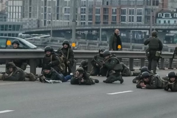 Kiev resiste mientras reportes militares indican que tropas rusas están a pocos kilómetros del centro de la ciudad