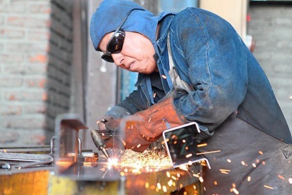 La producción industrial arranca el 2022 con una caída, impactada por la baja del sector minero