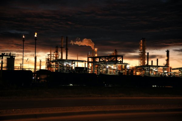 Petróleo se modera y retorna a los US$ 100