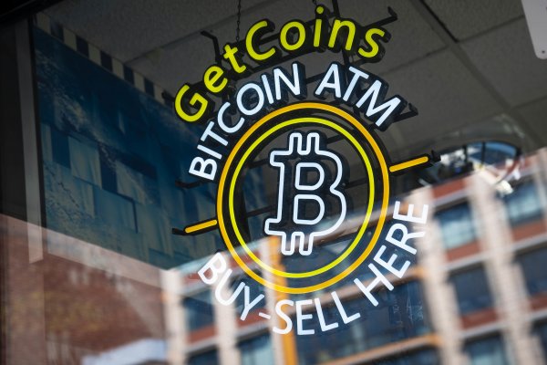 Bitcoin roza los US$45.000 y criptomonedas vuelven a perfilarse como "activos refugio"