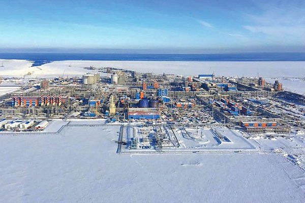 Salida de BP y Shell de Rusia pone gran presión a firmas de la industria por seguir sus pasos