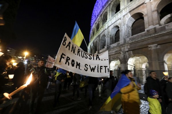 Sexto día de invasión: Unión Europea bloquea a siete bancos rusos del sistema Swift