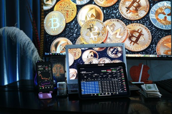 Bitcoin vuelve a caer y plataformas de criptomonedas rechazan presiones para excluir a usuarios rusos