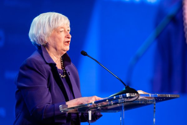 Secretaria del Tesoro de EEUU dice que Fed puede contener la inflación sin desatar una recesión