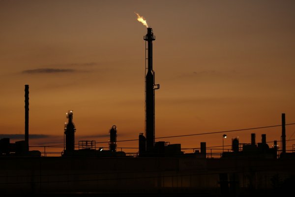 Irán allana el camino para alivio de sanciones que podría devolver su petróleo a los mercados