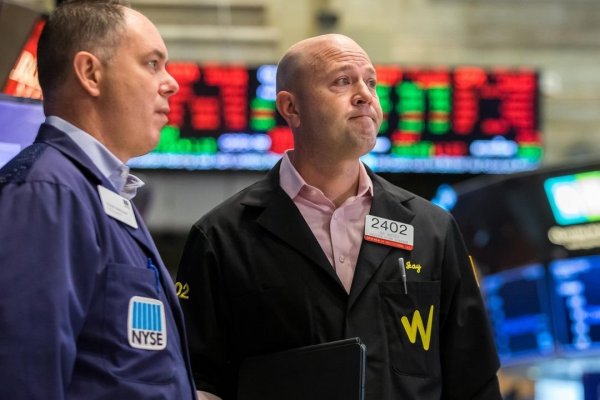 Avance del petróleo derriba a las bolsas mundiales y S&P 500 sufre mayor caída desde octubre de 2020