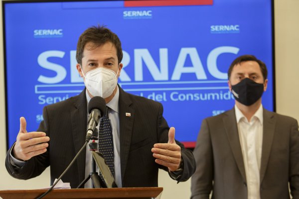 <p>El ministro de Economía, Lucas Palacio, y el director nacional del Sernac, Lucas del Villar.</p>