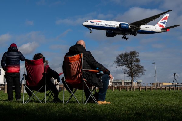<p>Expectativas de ganancias de las aerolíneas se hunden por explosiva alza del petróleo</p>
