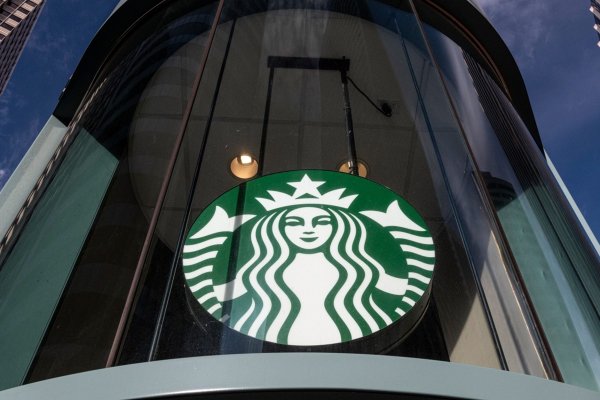 Starbucks se suma a McDonald's y otras grandes multinacionales y cierra toda sus operaciones en Rusia
