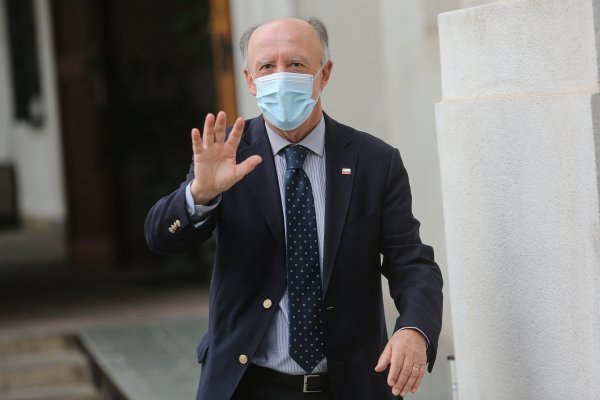 <p>Cristián Larroulet hace las maletas rumbo a España</p>
