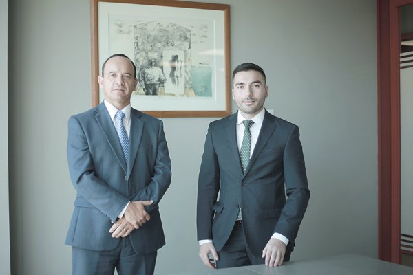 <p>El presidente de la Asociación de Magistrados y Jueces de los TTA, Hernán Farías, y el vicepresidente de la Asociación de Funcionarios de los TTA, Javier Alarcón.</p>